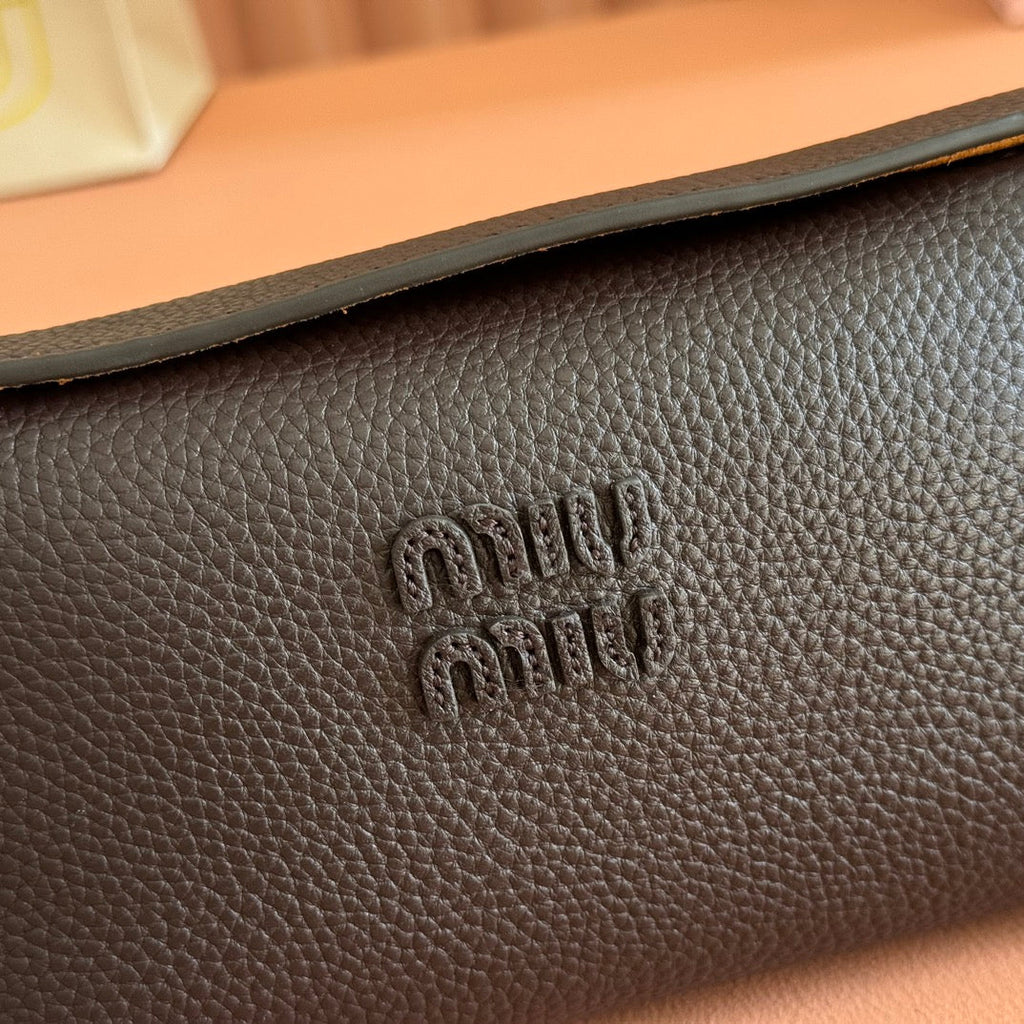 MIUMIU 26S POUCH BAG 18 IN BLACK CALFSKIN GOLD HARDWARE