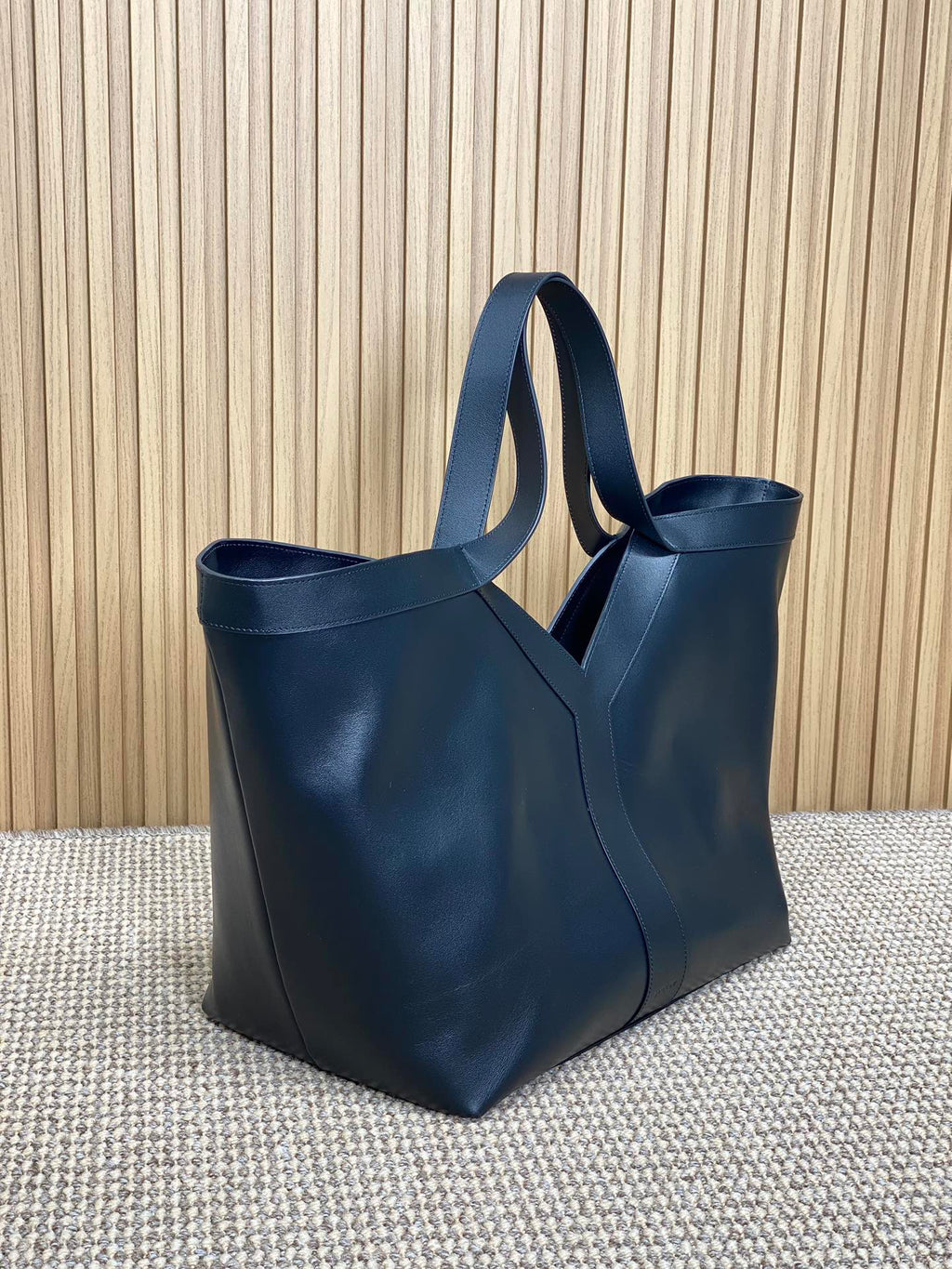 Y TOTE BAG 39 IN BLACK CALFSKIN