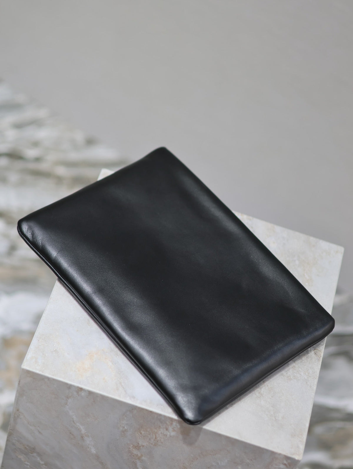 POUCH 30 IN BLACK CALFSKIN WITH EMBOSSED LOGO