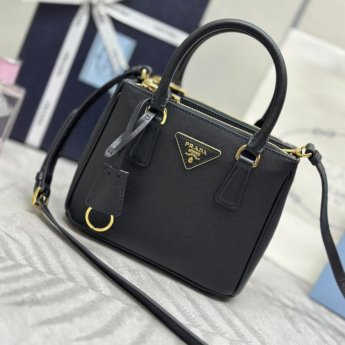 PRADA 25S GALLERIA MEDIUM BAG 20 IN BLACK CALFSKIN GOLD HARDWRE