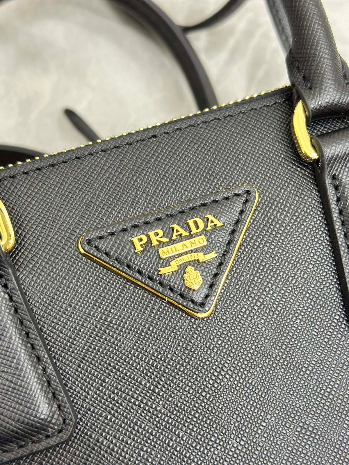 PRADA 25S GALLERIA MEDIUM BAG 20 IN BLACK CALFSKIN GOLD HARDWRE