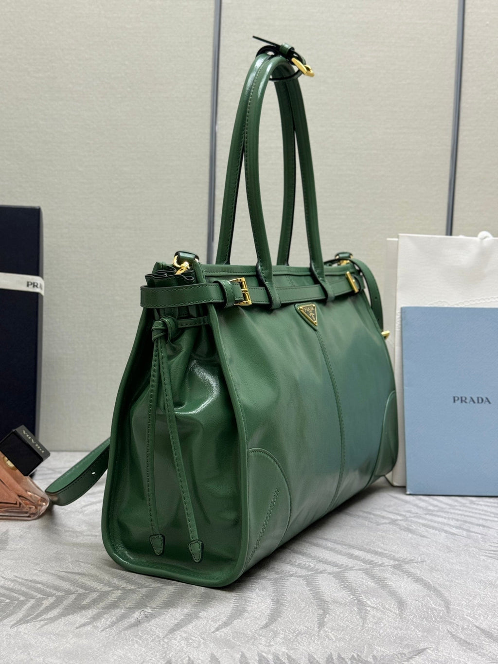 PRADA 25S BONNIE LARGE HANDBAG 38 IN GREEN GLOSSY CALFSKIN GOLD HARDWARE