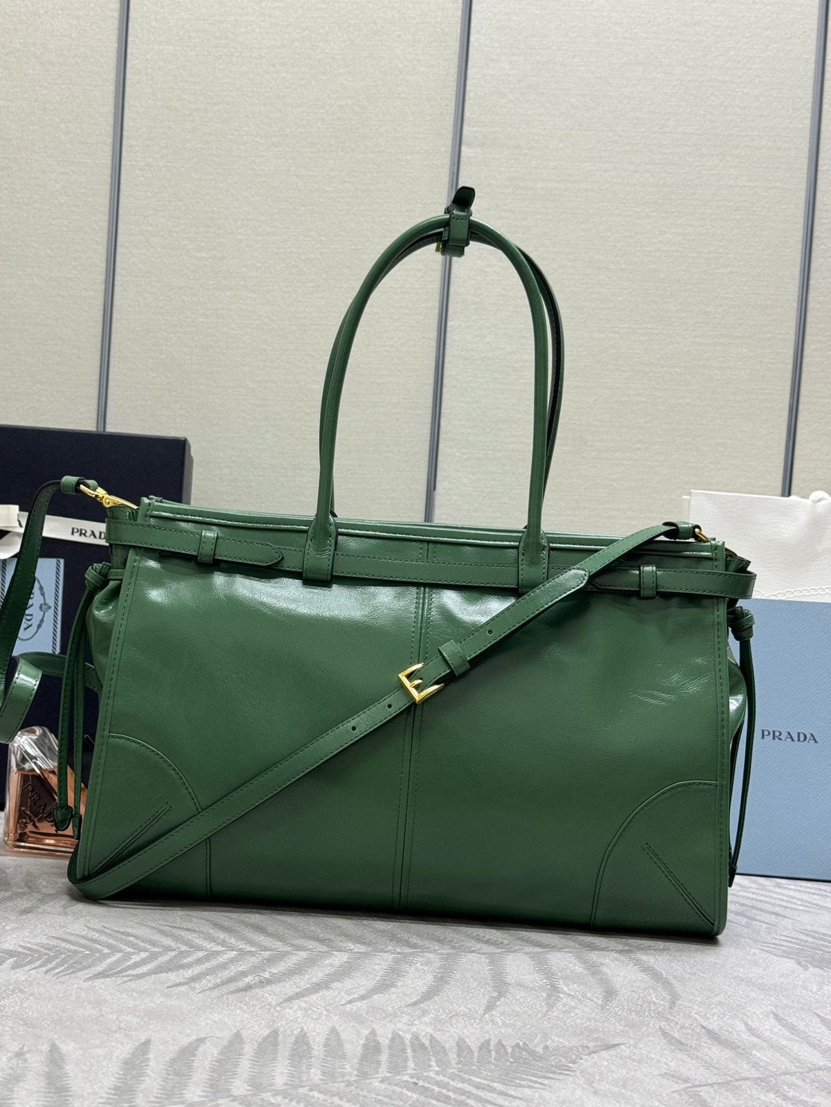 PRADA 25S BONNIE LARGE HANDBAG 38 IN GREEN GLOSSY CALFSKIN GOLD HARDWRE