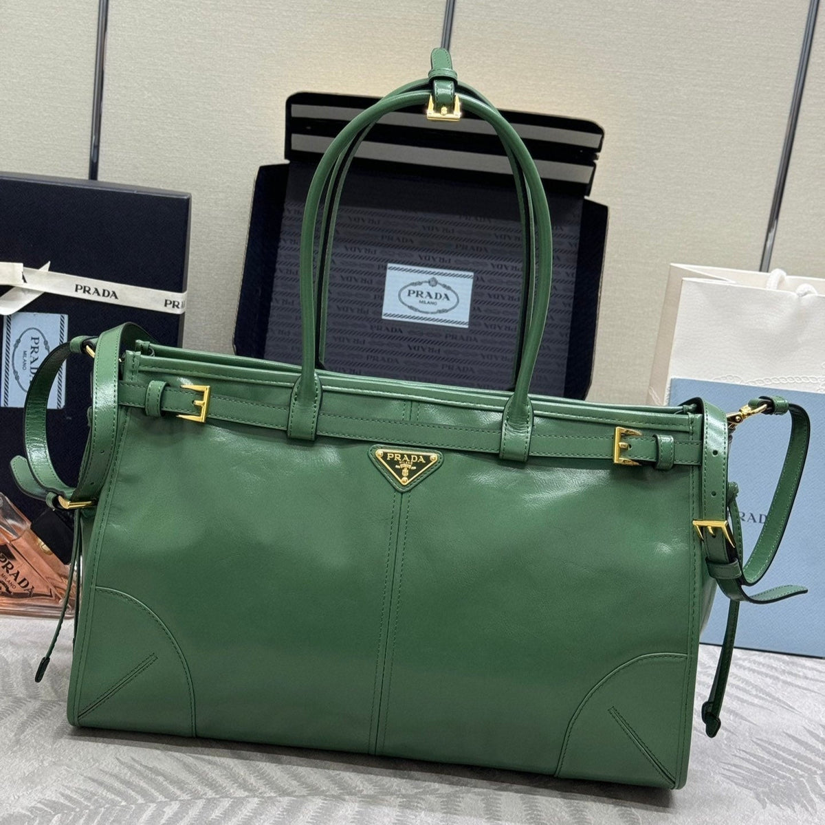 PRADA 25S BONNIE LARGE HANDBAG 38 IN GREEN GLOSSY CALFSKIN GOLD HARDWRE
