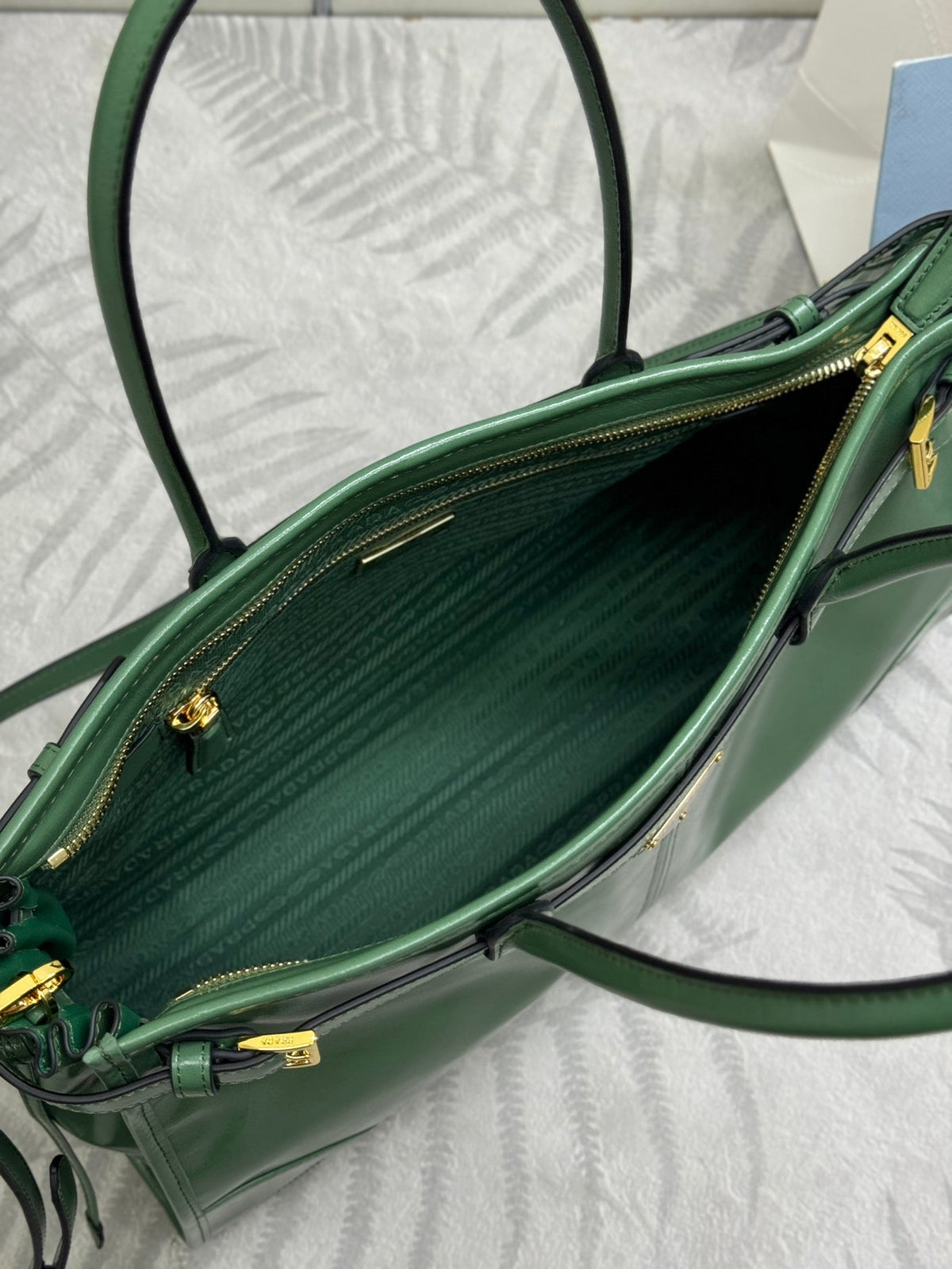 PRADA 25S BONNIE LARGE HANDBAG 38 IN GREEN GLOSSY CALFSKIN GOLD HARDWRE