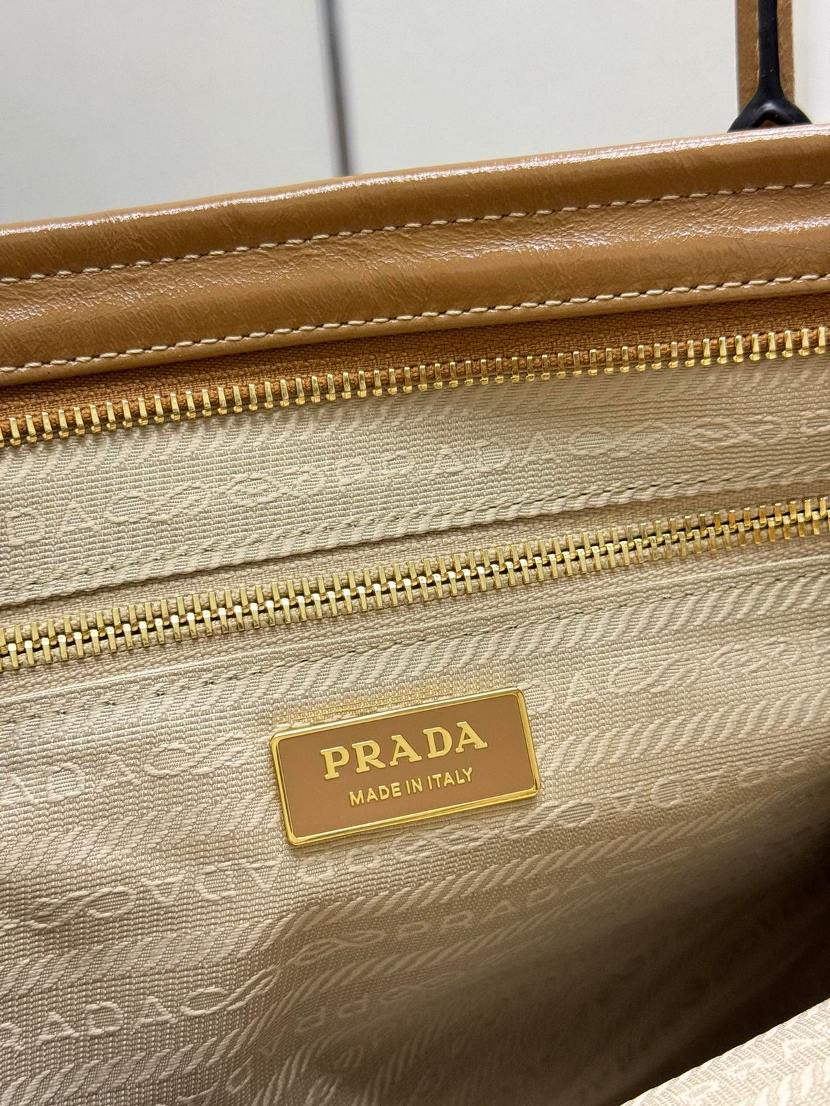 PRADA 25S BONNIE LARGE HANDBAG 38 IN GOLDEN BROWN CALFSKIN GOLD HARDWRE