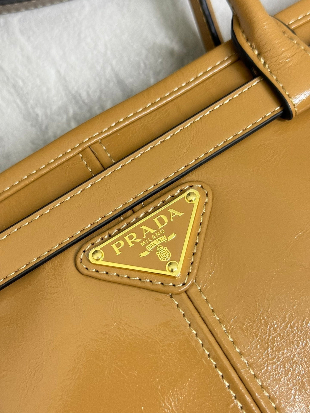 PRADA 25S BONNIE LARGE HANDBAG 38 IN GOLDEN BROWN CALFSKIN GOLD HARDWRE