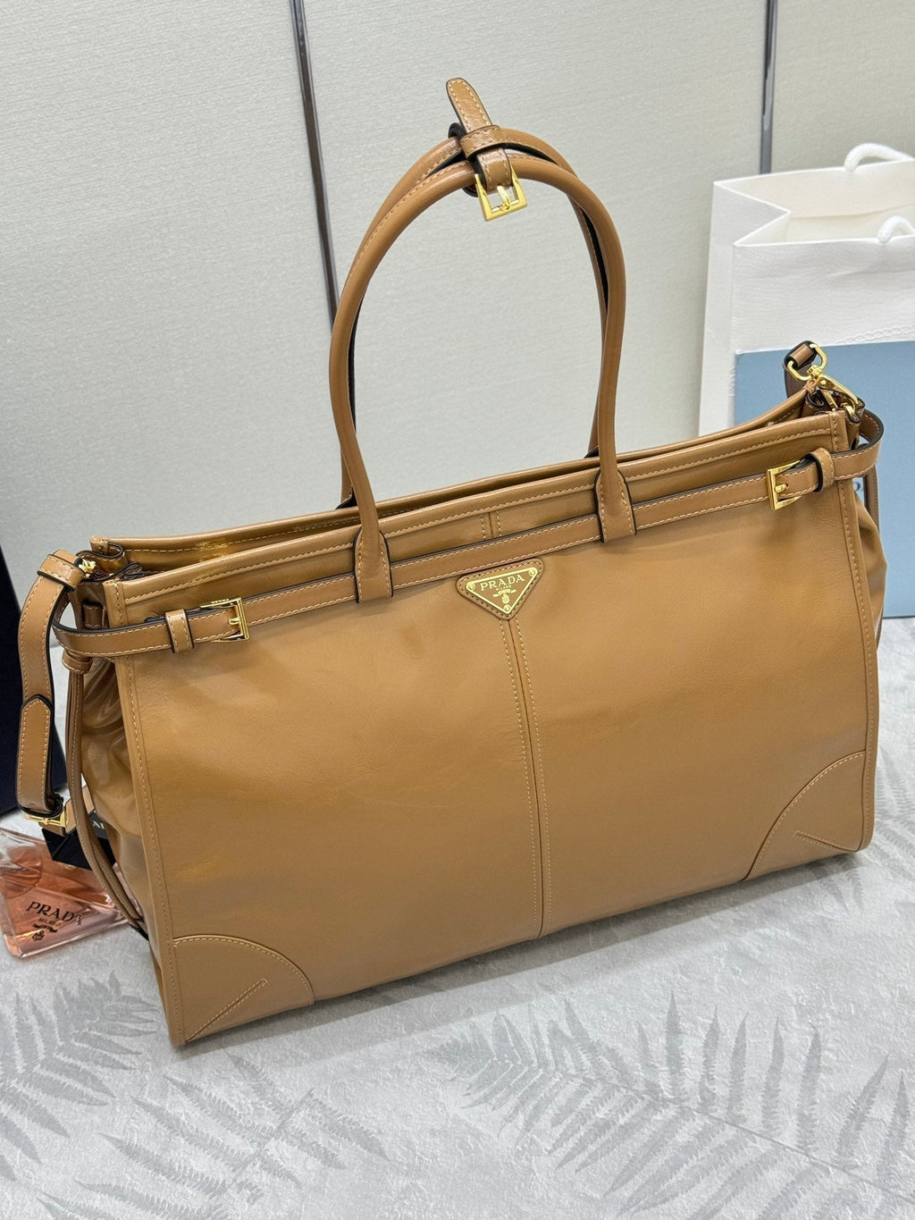 PRADA 25S LUX SOFT BAG 42 IN CARAMEL GLOSSY CALFSKIN GOLD HARDWRE