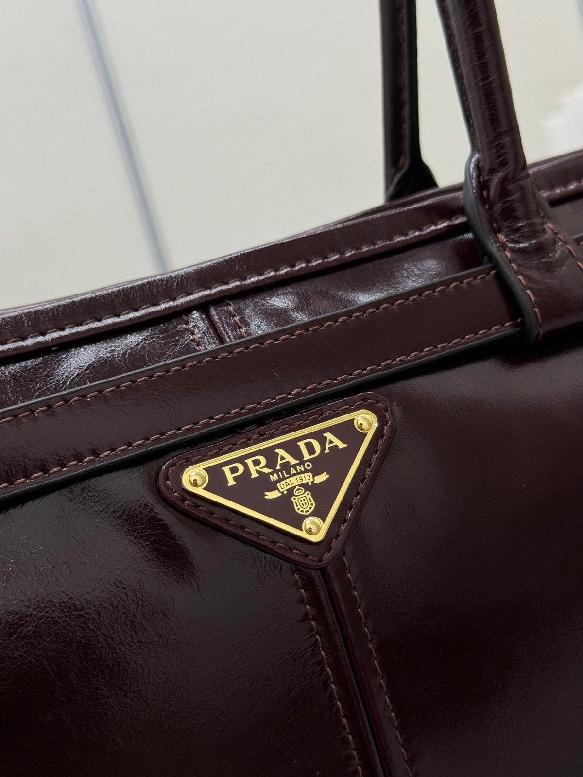 PRADA 25S BONNIE LARGE HANDBAG 38 IN BURGUNDY GLOSSY CALFSKIN GOLD HARDWRE
