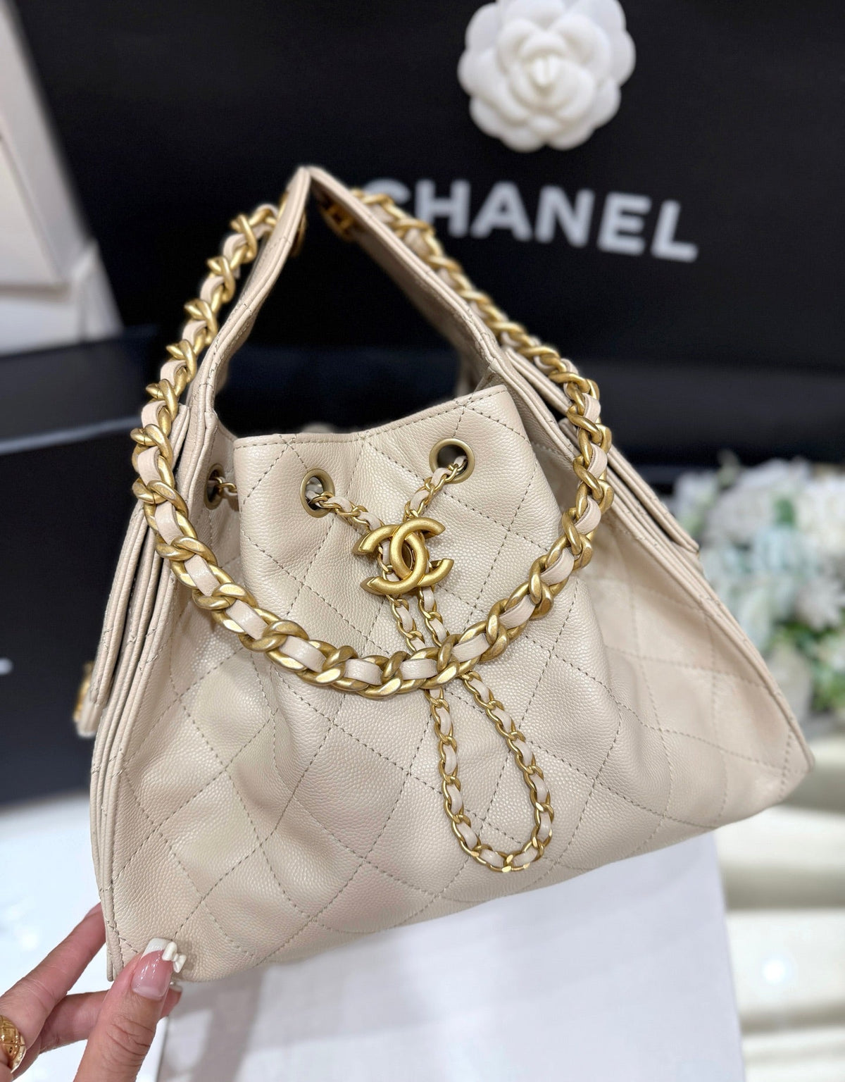 CHANEL 25 HANDBAG IN CREAM 30 GRAINED CALFSKIN GOLD HARDWARE