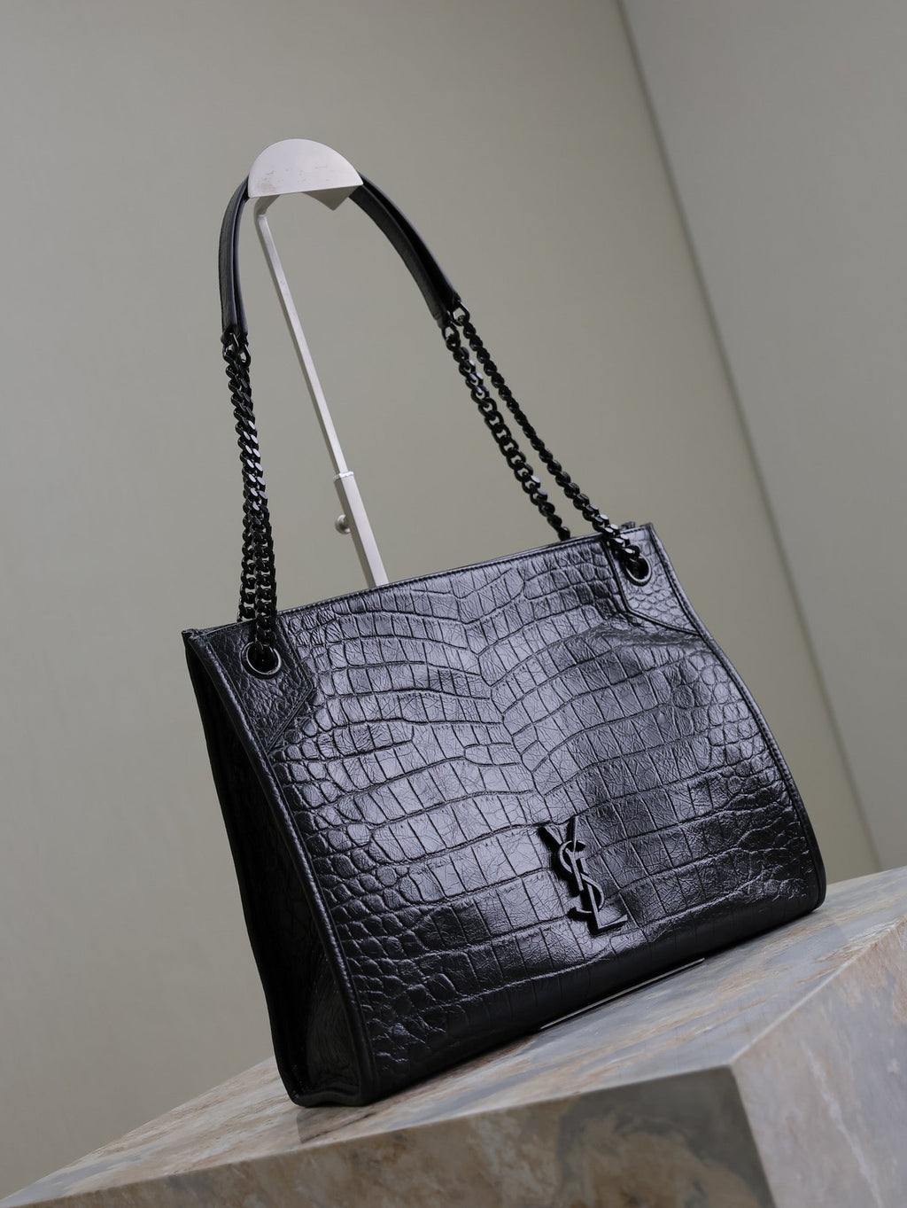 NIKI SHOPPING BAG 33 IN BLACK CROCODILE-EMBOSSED CALFSKIN