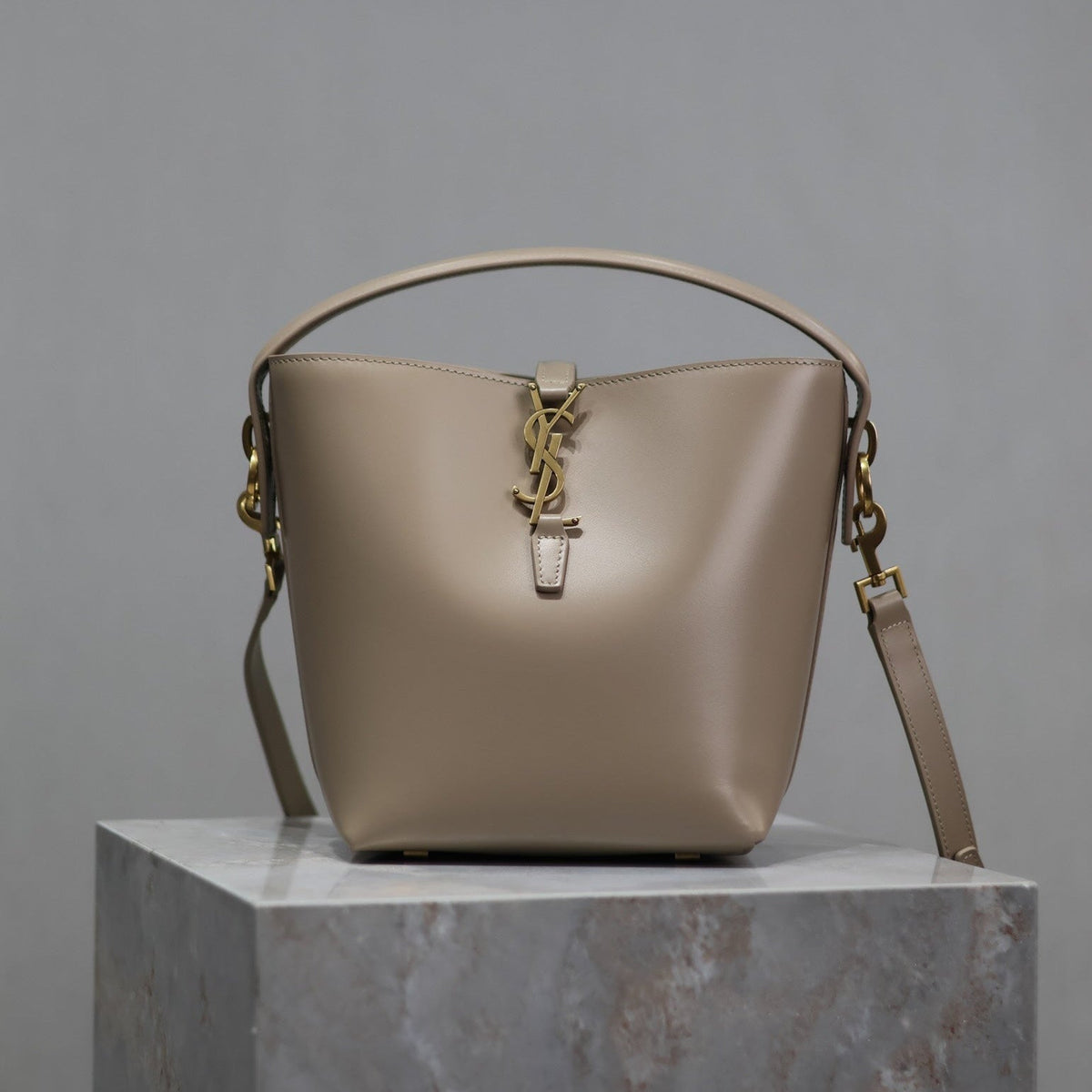 YSL 25S LE 37 BUCKET 20 IN BEIGE CALFSKIN GOLD HARDWRE