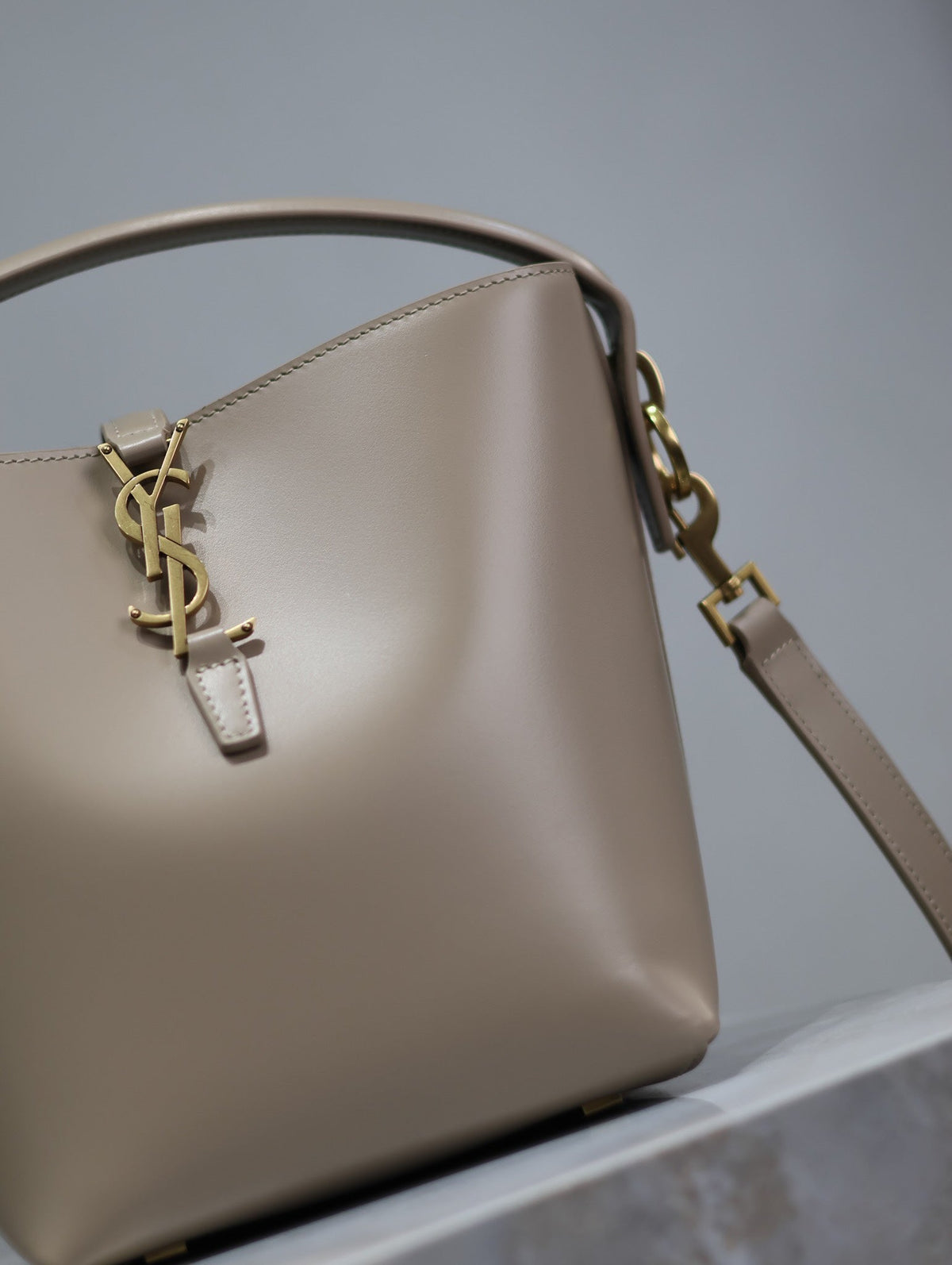 YSL 25S LE 37 BUCKET 20 IN BEIGE CALFSKIN GOLD HARDWARE