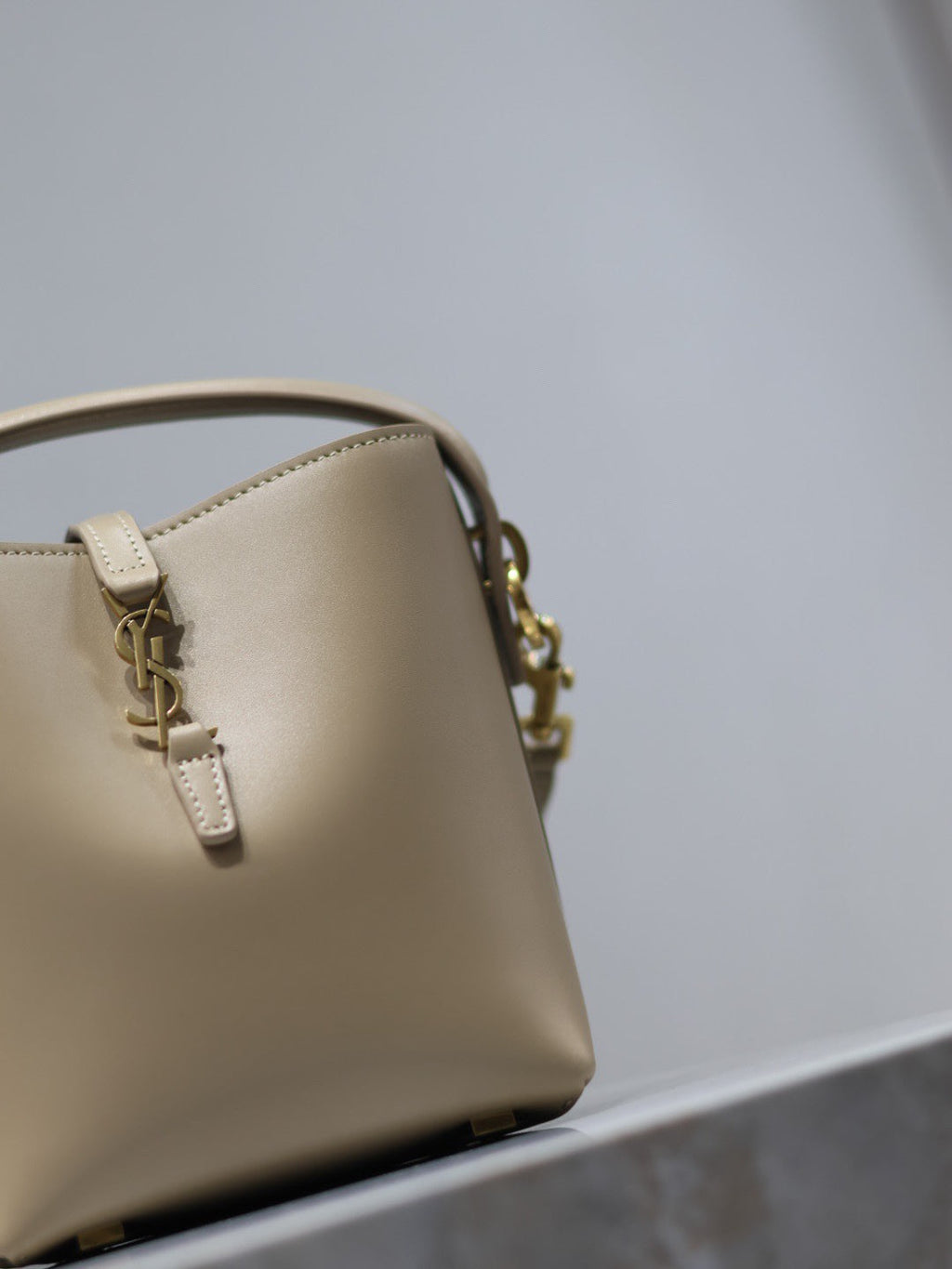 YSL 25S LE 37 BUCKET 15 IN BEIGE CALFSKIN GOLD HARDWRE