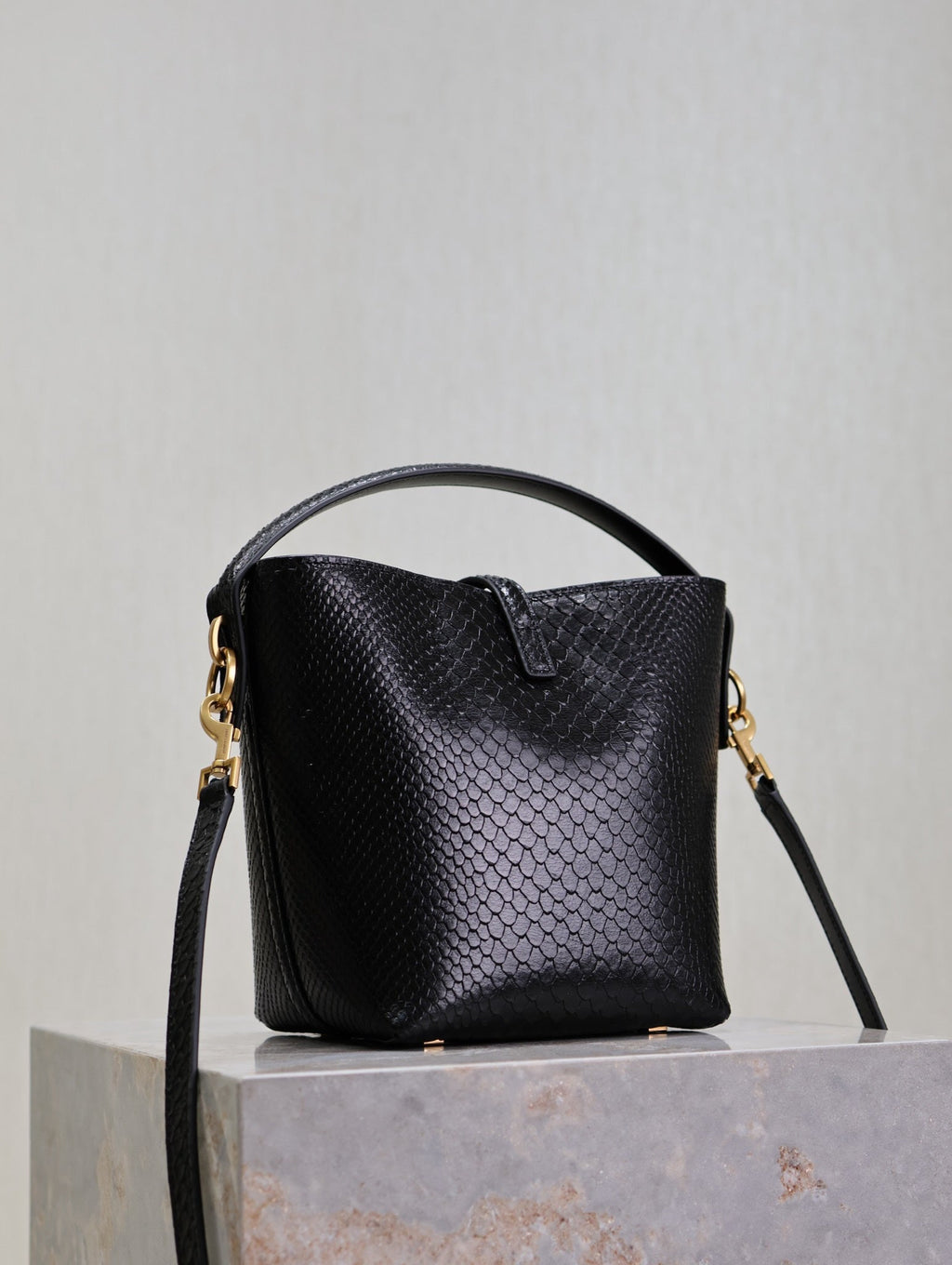 YSL 25S LE 37 20 IN BLACK SNAKE EMBOSSED CALFSKIN GOLD HARDWRE