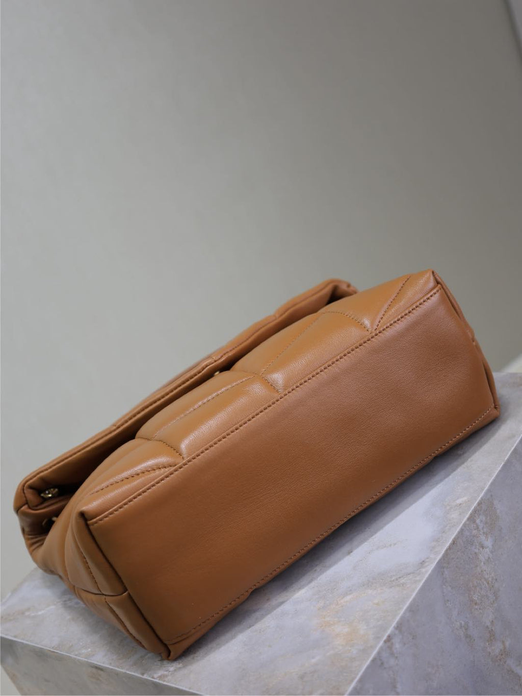 YSL 25S LOULOU PUFFER MM 29 IN CARAMEL CALFSKIN GOLD HARDWARE